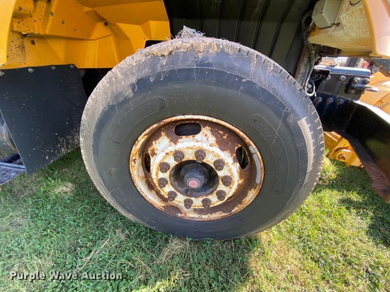 image for item HE9877 2006 International 7400  Crew Cab spreader truck