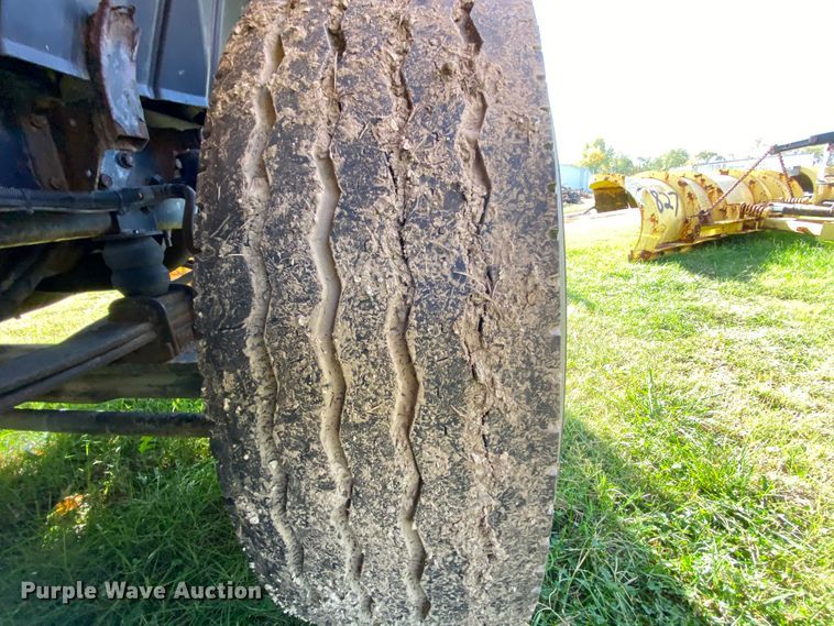 image for item HE9877 2006 International 7400  Crew Cab spreader truck