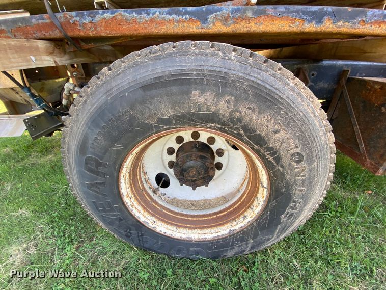 image for item HE9877 2006 International 7400  Crew Cab spreader truck