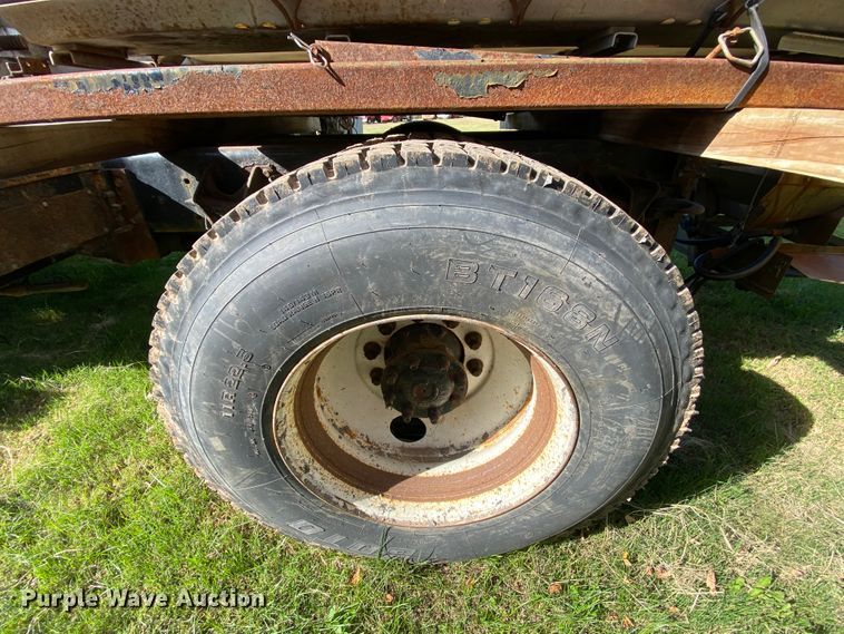 image for item HE9877 2006 International 7400  Crew Cab spreader truck