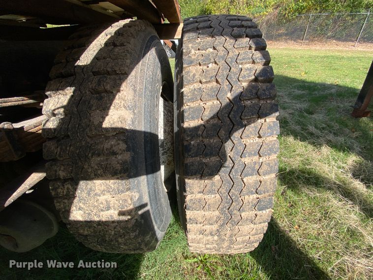 image for item HE9877 2006 International 7400  Crew Cab spreader truck