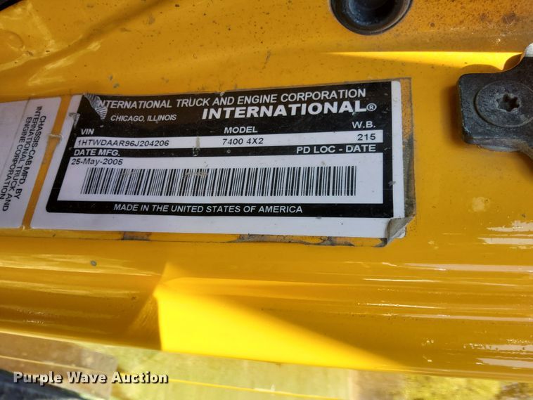 image for item HE9877 2006 International 7400  Crew Cab spreader truck