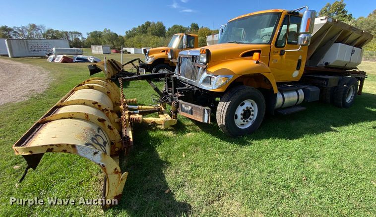image for item HE9878 2006 International 7400  spreader truck