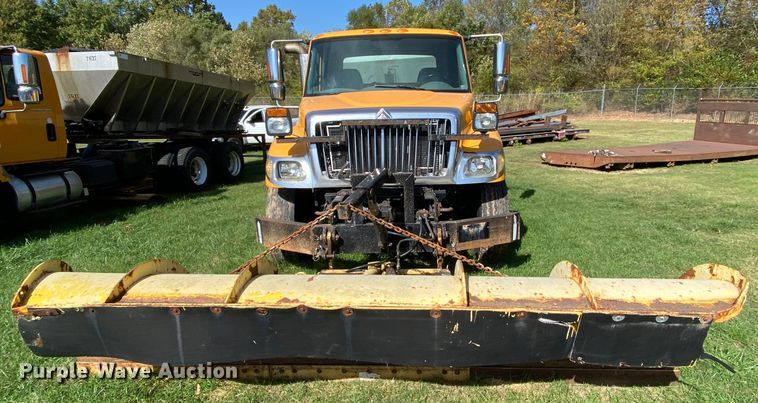 image for item HE9878 2006 International 7400  spreader truck