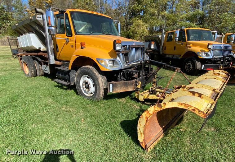 image for item HE9878 2006 International 7400  spreader truck