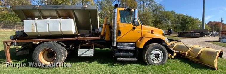 image for item HE9878 2006 International 7400  spreader truck