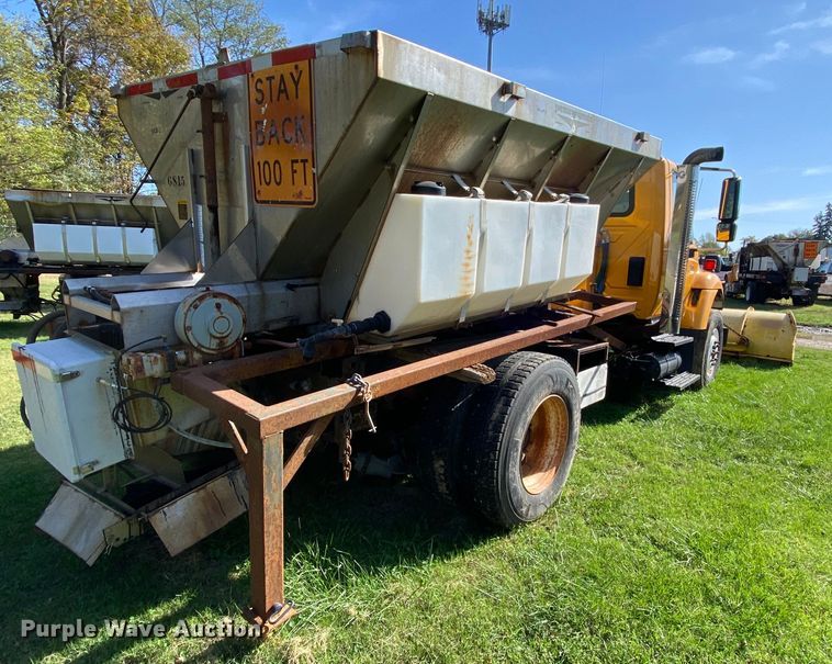 image for item HE9878 2006 International 7400  spreader truck