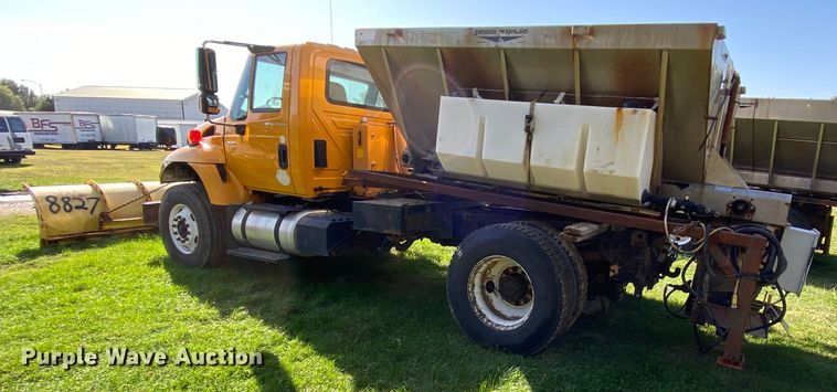 image for item HE9878 2006 International 7400  spreader truck