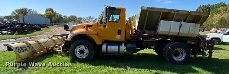 image for item HE9878 2006 International 7400  spreader truck