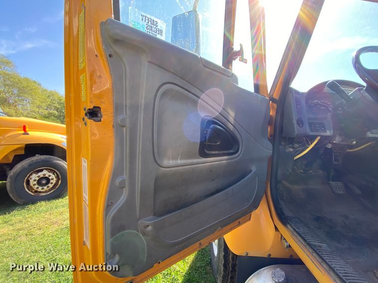 image for item HE9878 2006 International 7400  spreader truck