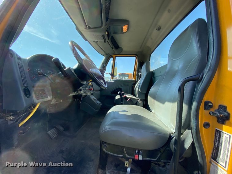 image for item HE9878 2006 International 7400  spreader truck