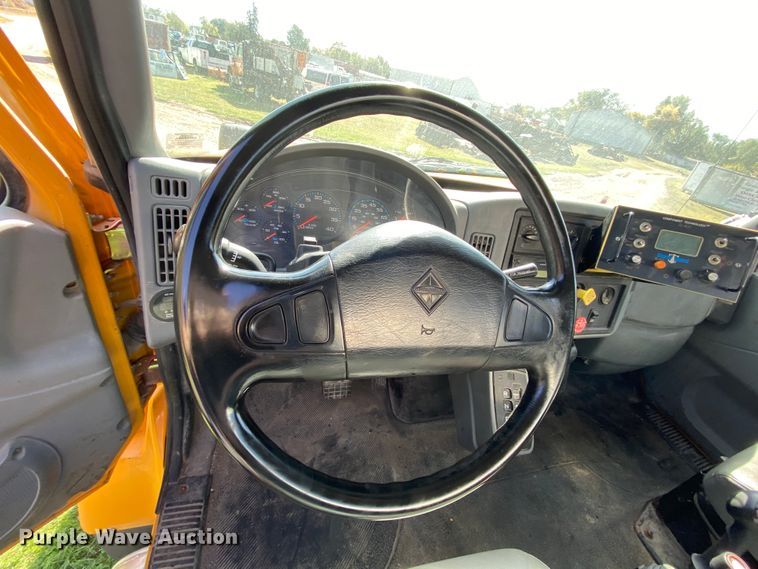 image for item HE9878 2006 International 7400  spreader truck