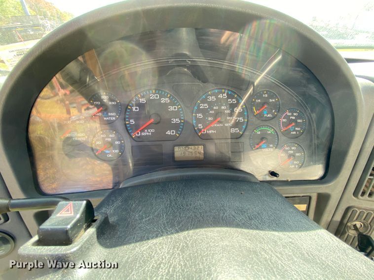 image for item HE9878 2006 International 7400  spreader truck