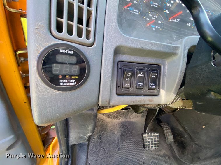 image for item HE9878 2006 International 7400  spreader truck