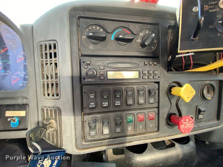 image for item HE9878 2006 International 7400  spreader truck