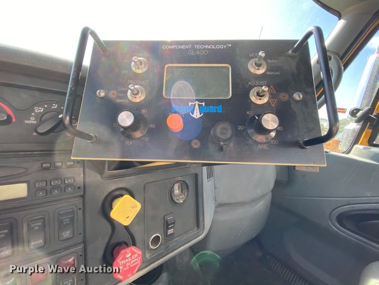 image for item HE9878 2006 International 7400  spreader truck