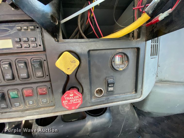 image for item HE9878 2006 International 7400  spreader truck