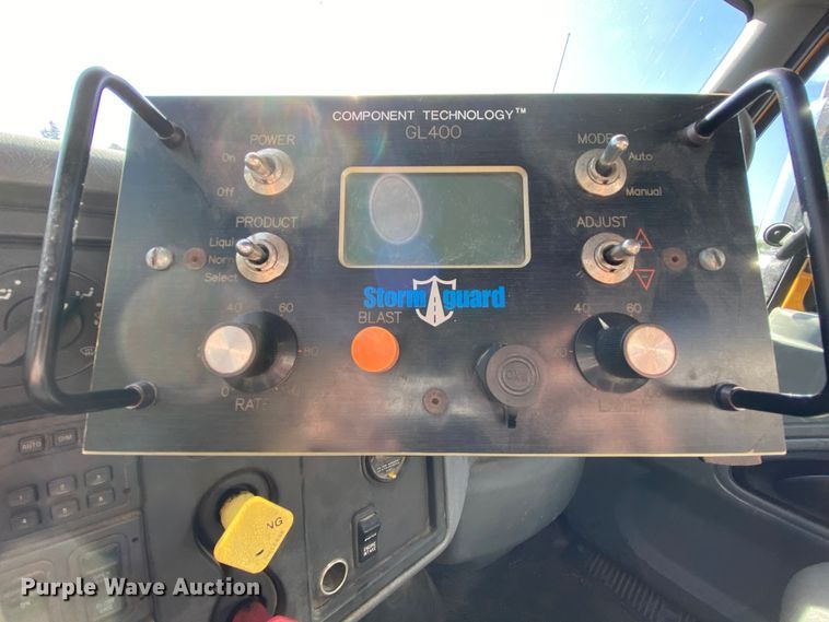 image for item HE9878 2006 International 7400  spreader truck