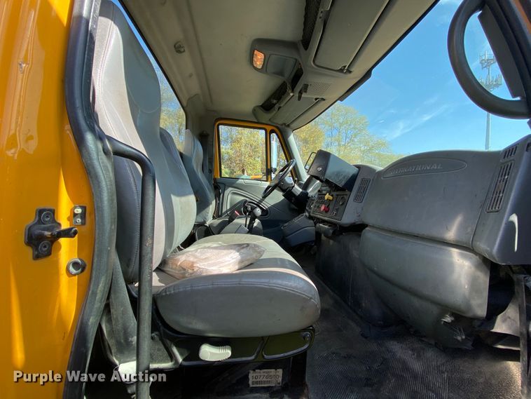 image for item HE9878 2006 International 7400  spreader truck