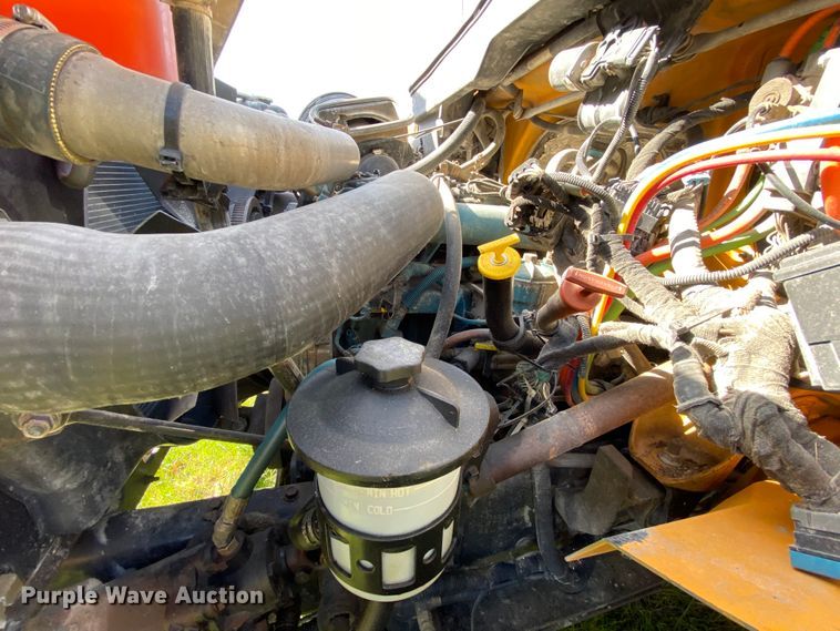 image for item HE9878 2006 International 7400  spreader truck