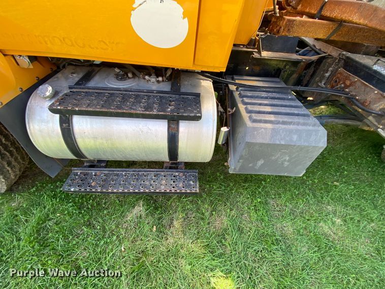 image for item HE9878 2006 International 7400  spreader truck