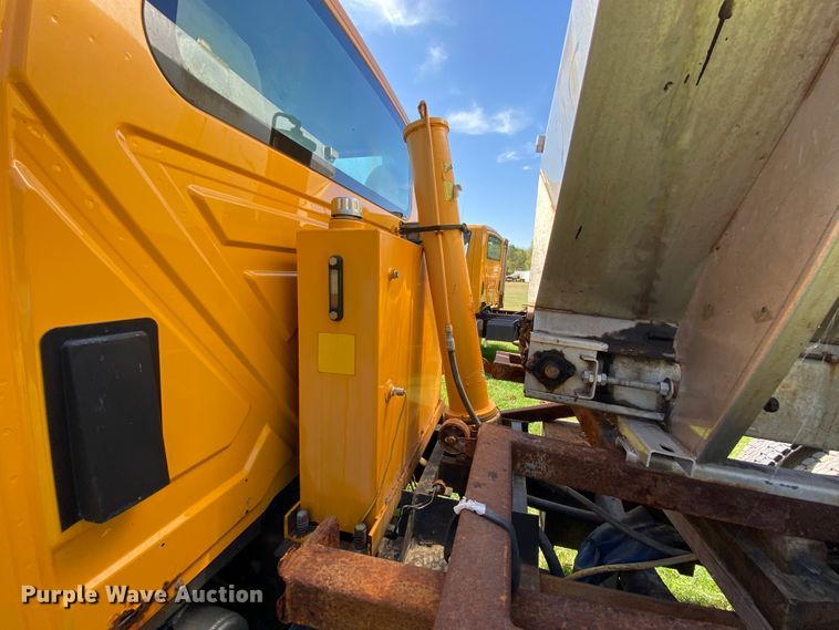 image for item HE9878 2006 International 7400  spreader truck