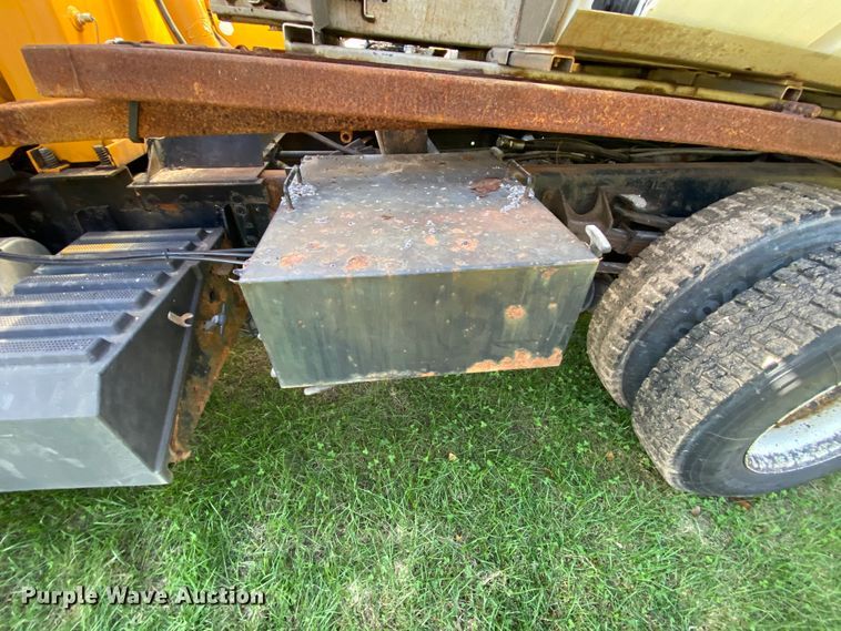 image for item HE9878 2006 International 7400  spreader truck