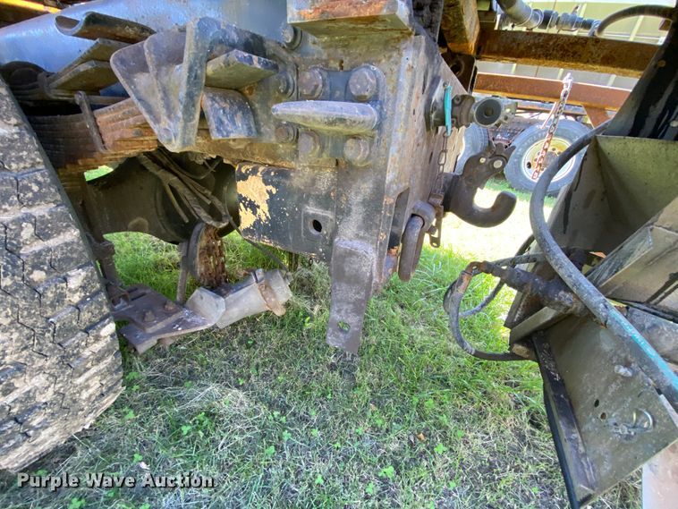 image for item HE9878 2006 International 7400  spreader truck