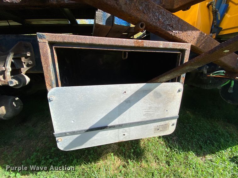 image for item HE9878 2006 International 7400  spreader truck