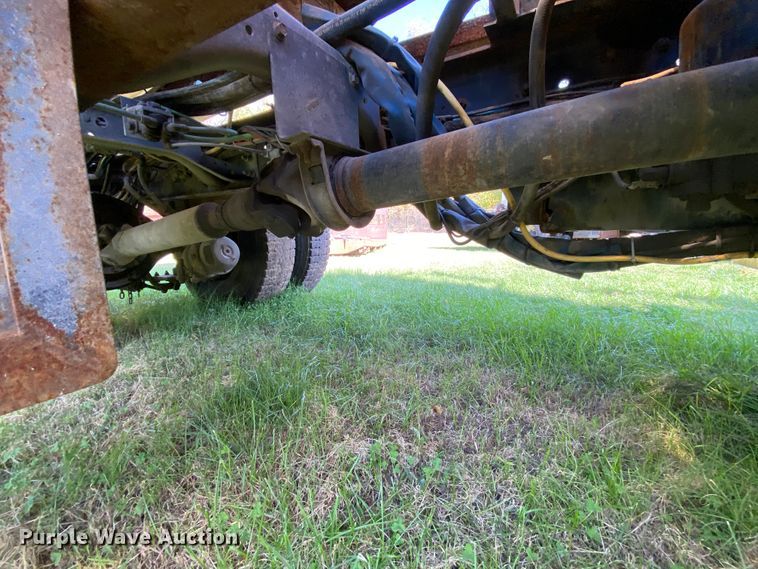 image for item HE9878 2006 International 7400  spreader truck