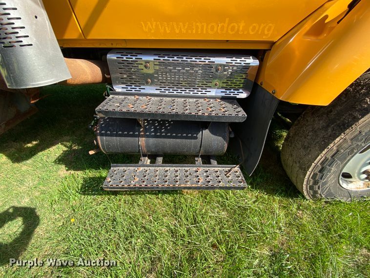 image for item HE9878 2006 International 7400  spreader truck