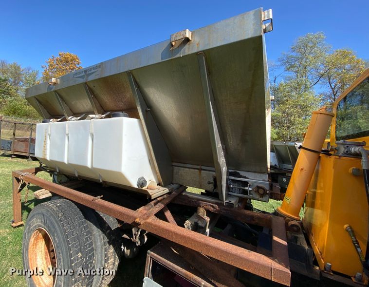 image for item HE9878 2006 International 7400  spreader truck