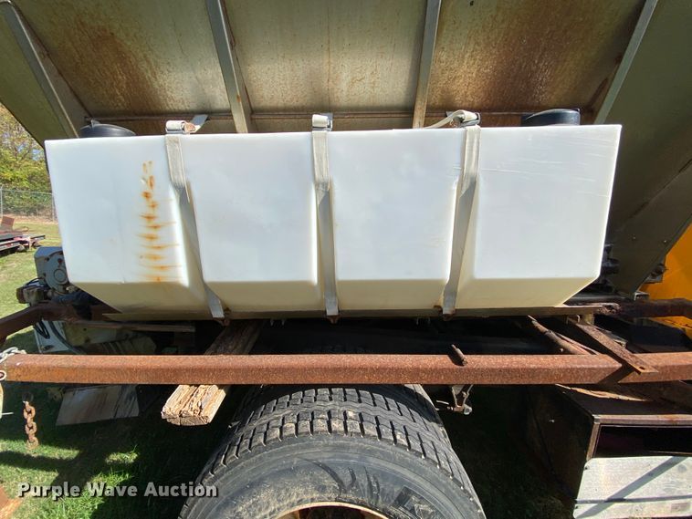 image for item HE9878 2006 International 7400  spreader truck