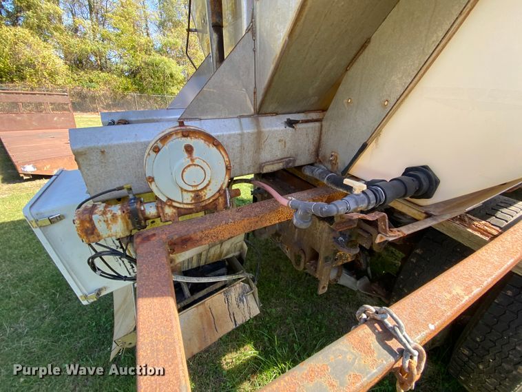 image for item HE9878 2006 International 7400  spreader truck