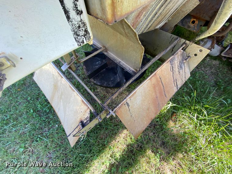 image for item HE9878 2006 International 7400  spreader truck