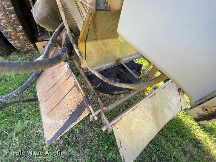 image for item HE9878 2006 International 7400  spreader truck