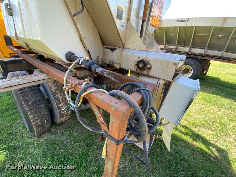 image for item HE9878 2006 International 7400  spreader truck