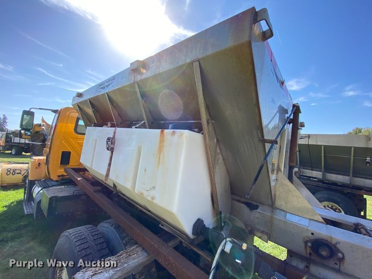 image for item HE9878 2006 International 7400  spreader truck