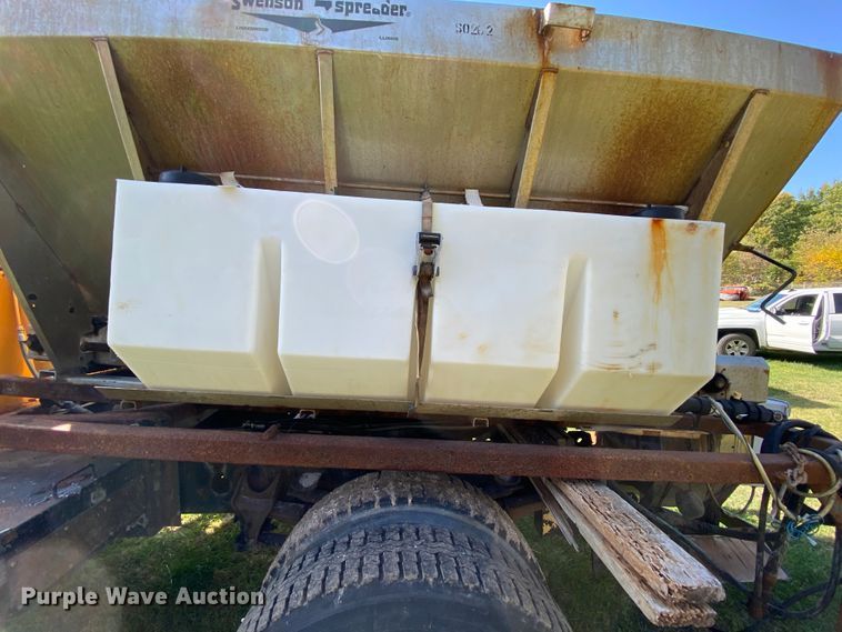 image for item HE9878 2006 International 7400  spreader truck