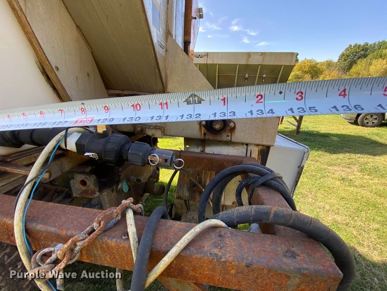 image for item HE9878 2006 International 7400  spreader truck