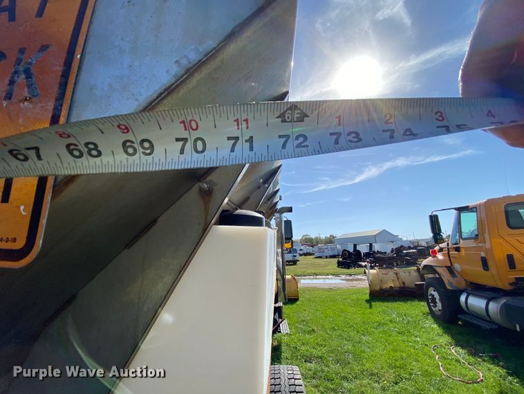 image for item HE9878 2006 International 7400  spreader truck