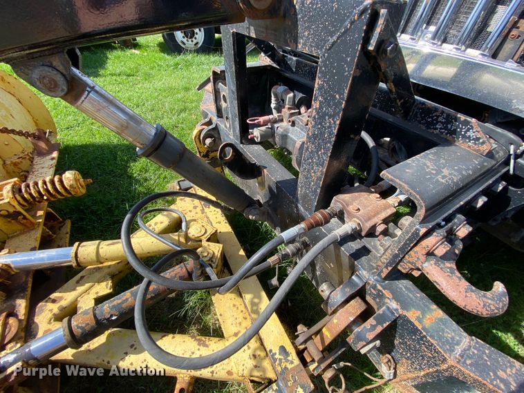 image for item HE9878 2006 International 7400  spreader truck