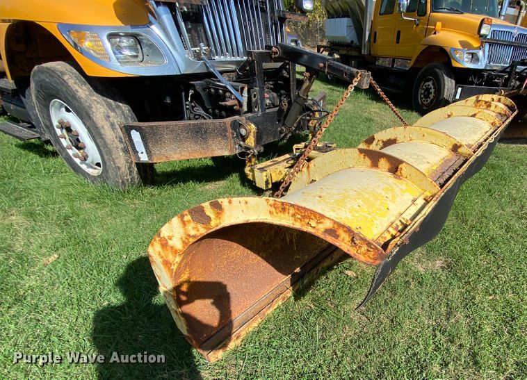 image for item HE9878 2006 International 7400  spreader truck