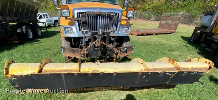 image for item HE9878 2006 International 7400  spreader truck