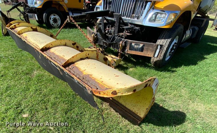 image for item HE9878 2006 International 7400  spreader truck