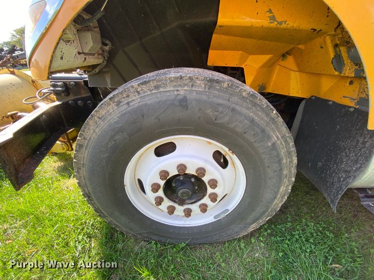 image for item HE9878 2006 International 7400  spreader truck