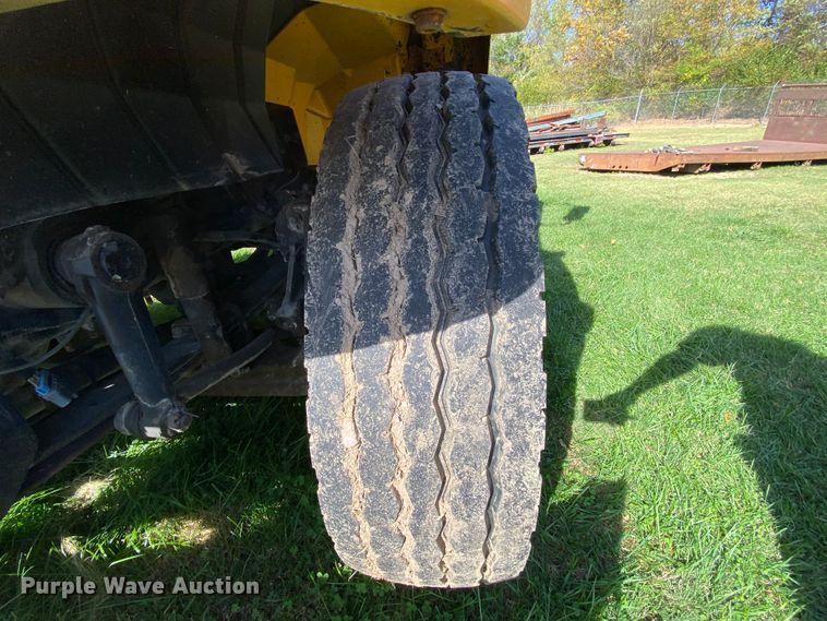 image for item HE9878 2006 International 7400  spreader truck