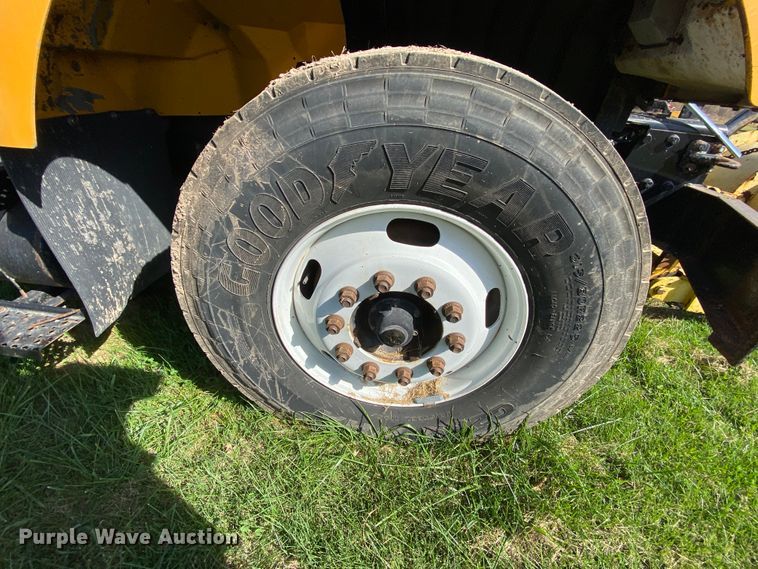 image for item HE9878 2006 International 7400  spreader truck