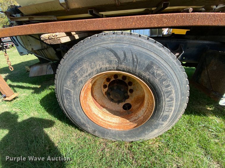 image for item HE9878 2006 International 7400  spreader truck