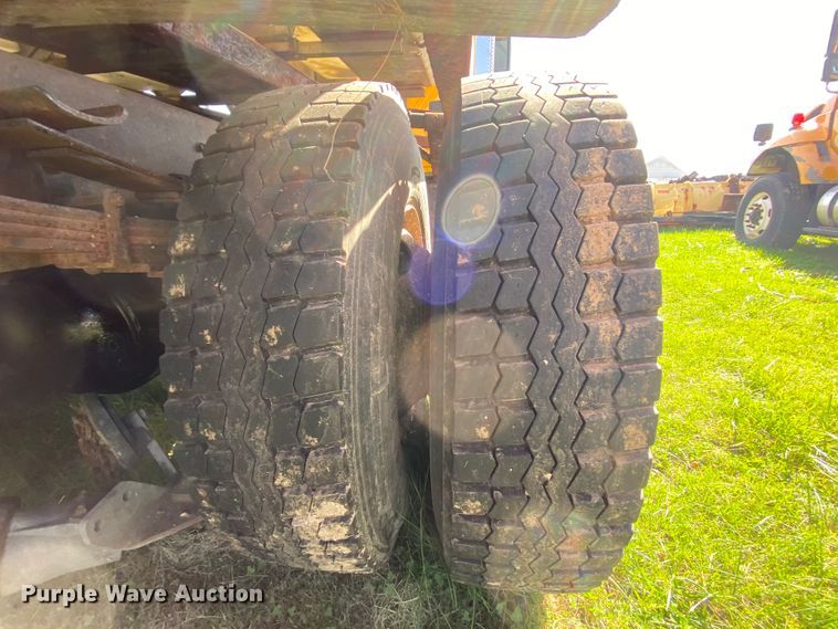 image for item HE9878 2006 International 7400  spreader truck